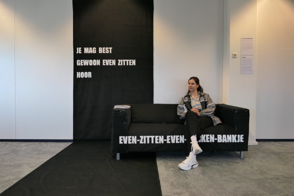 Tina v.d. Helm EVEN-ZITTEN-EVEN-DENKEN-BANKJE 2
